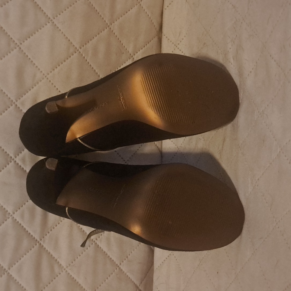 Rockport Black & Gold Suede Heels, Size 8 - Picture 5 of 11